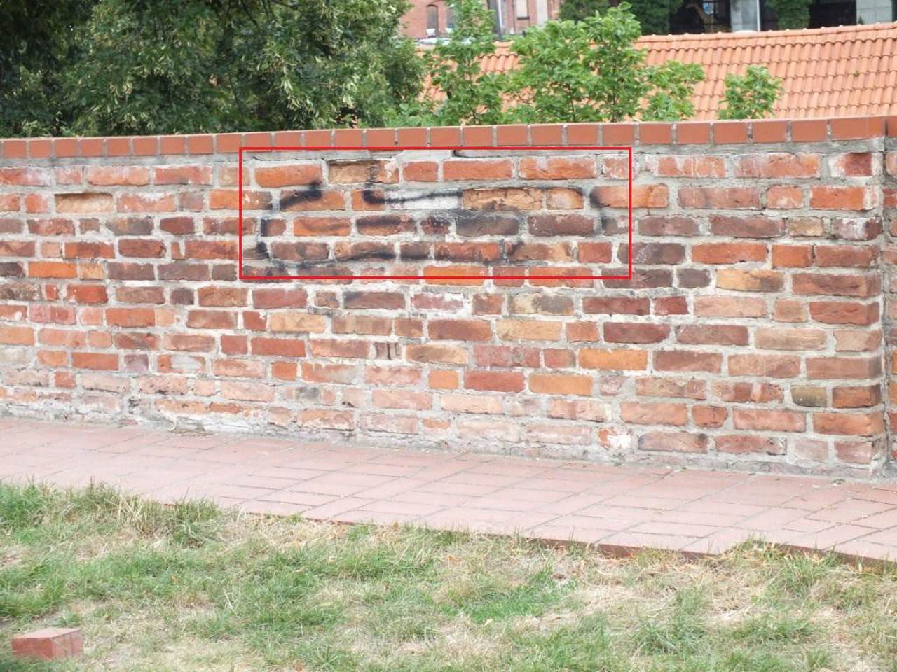 mur z brązowej cegły